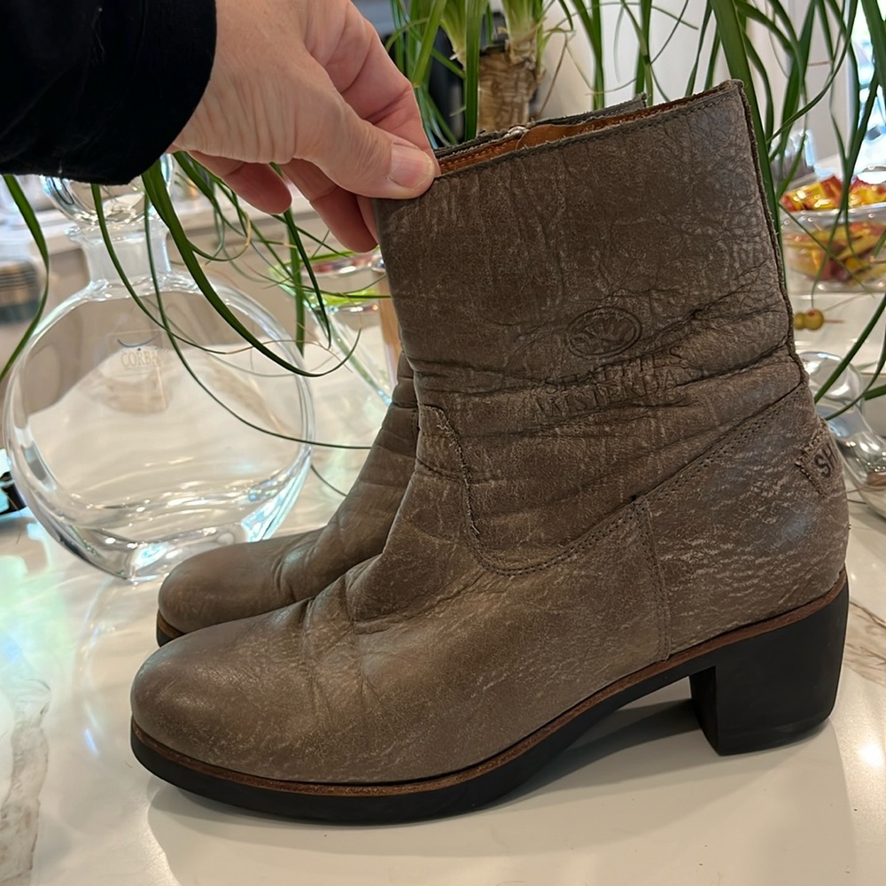 GUC Shabbies Amsterdam leather dark taupe 2” heel distressed look ankle boots